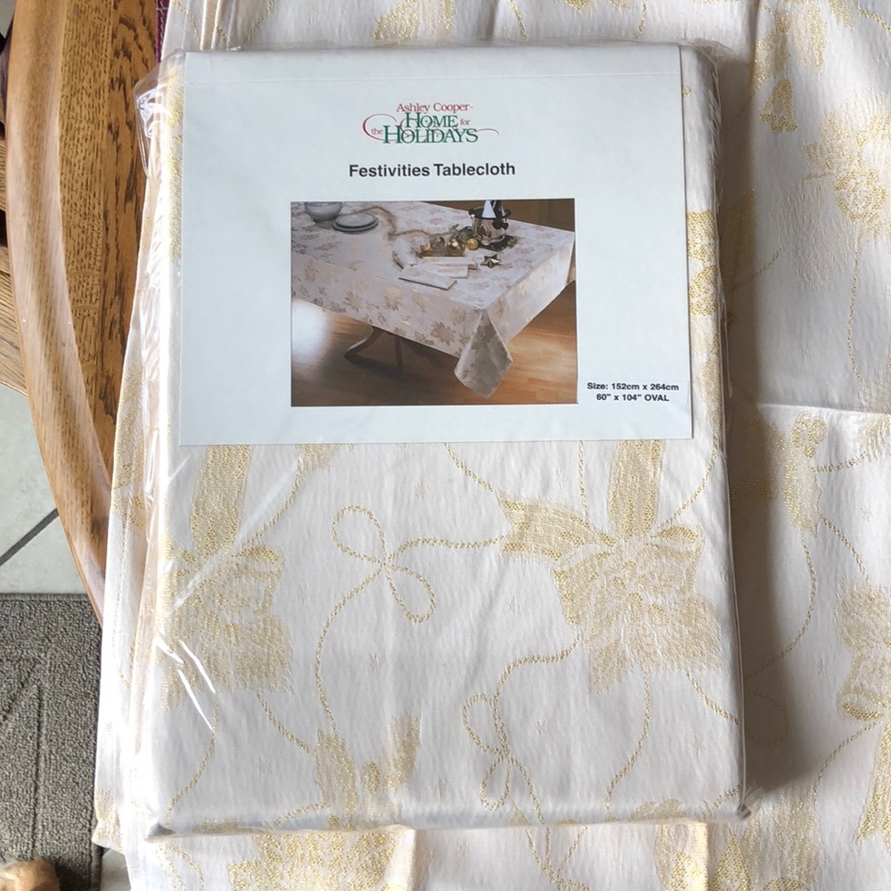 Ashley Cooper Table Cloth and Napkins